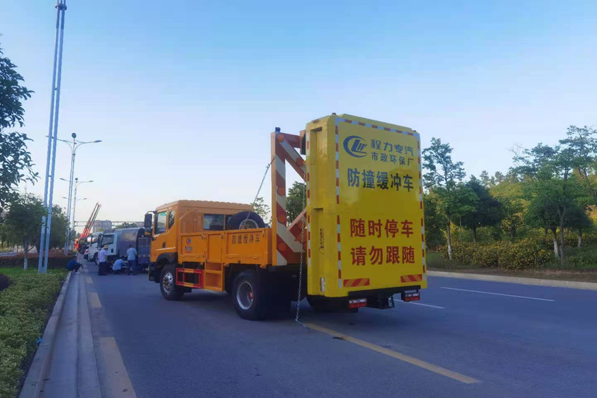 东风多利卡D9防撞缓冲车 12.3T