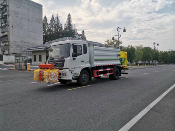 东风天锦护栏清洗洒水防撞缓冲车