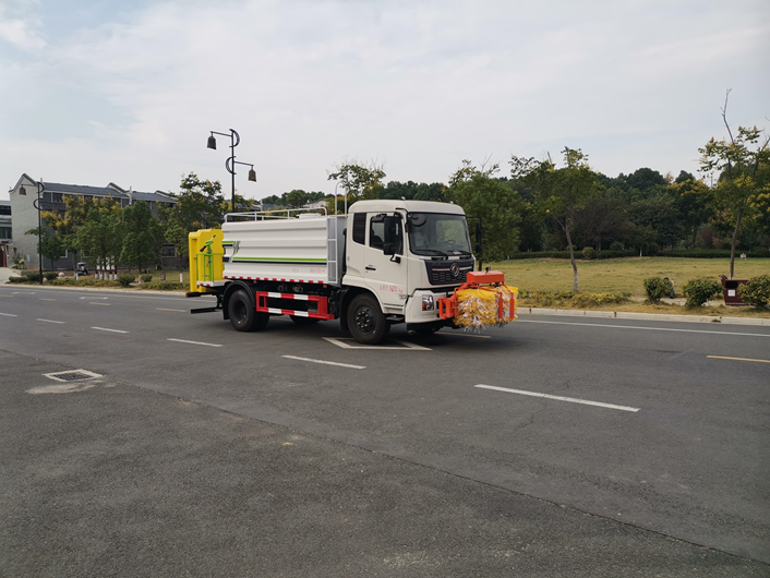 东风天锦护栏清洗洒水防撞缓冲车