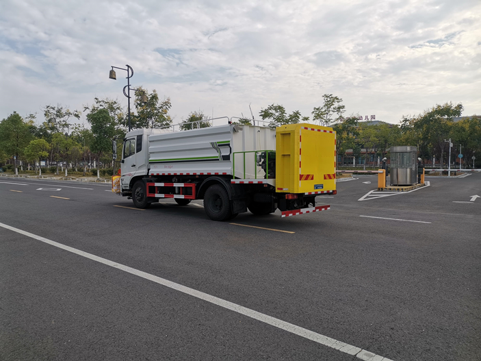 东风天锦护栏清洗洒水防撞缓冲车