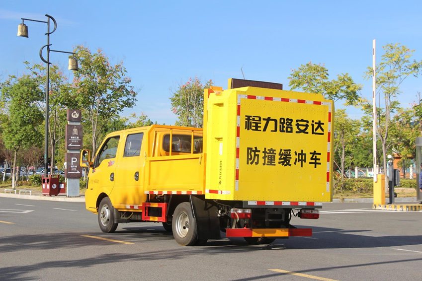 东风途逸双排防撞缓冲车 70E
