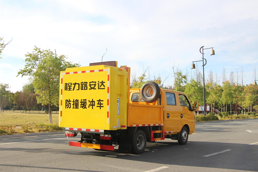 东风途逸双排防撞缓冲车 70E